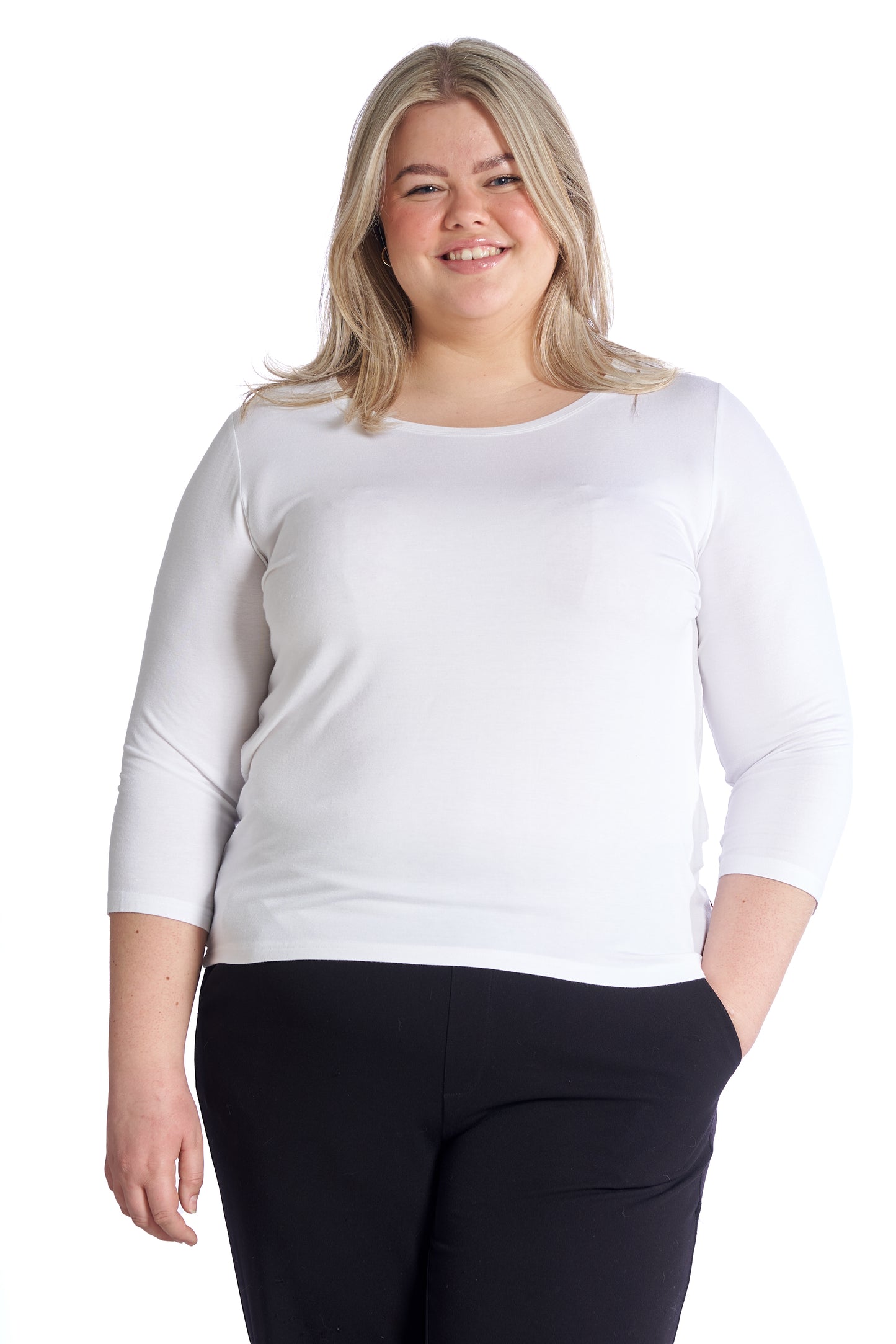 Plus size T-shirt dame, hvid med 3/4 ærmer – Blød og komfortabel